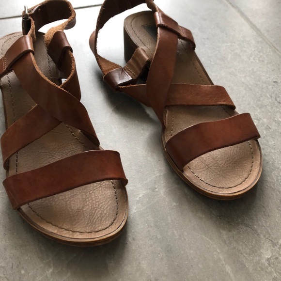 Steve Madden brown strap sandals with small heel - Picture 2 of 4